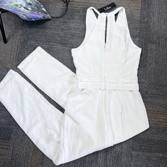 NWT🤩 |•LULUS•| Gorgeous White Belted Jumpsuit Size XS - Picture 2 of 12